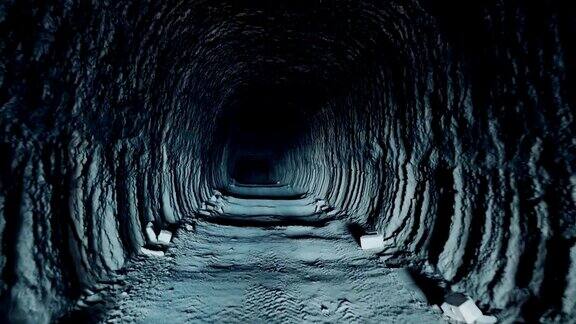 穿过黑暗的洞穴隧道前进