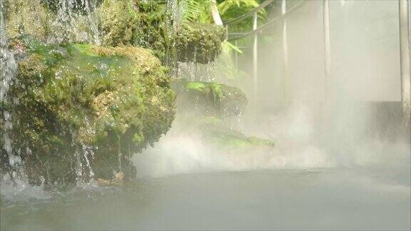 靠近美丽的自然瀑布和小溪