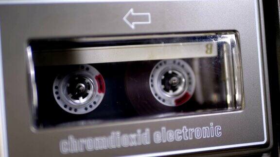 老式磁带在磁带录音机播放和旋转