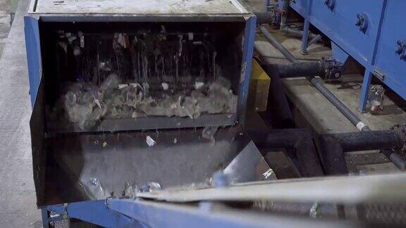 在回收塑料厂的回收PET洗涤过程的淘金视图