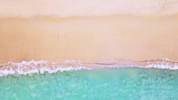 海浪拍打在美丽的沙滩的上慢镜头