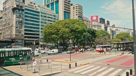 阿根廷布宜诺斯艾利斯胡里奥大道9号巴士行驶的慢动作视频