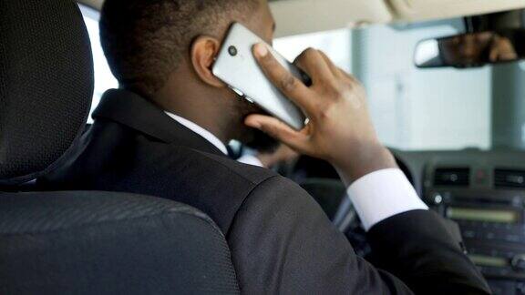 焦急的非裔美国人在车上打电话等了很久