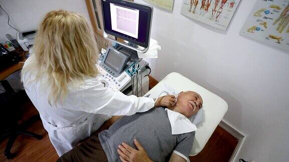 男人接受超声波扫描