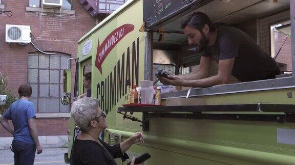 市中心餐车服务客户支付非接触式街头食品