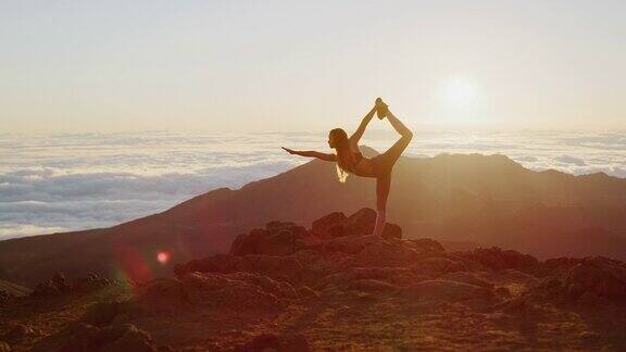 女人在日出时的山上瑜伽