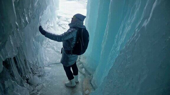 女游客正在冰洞中行走