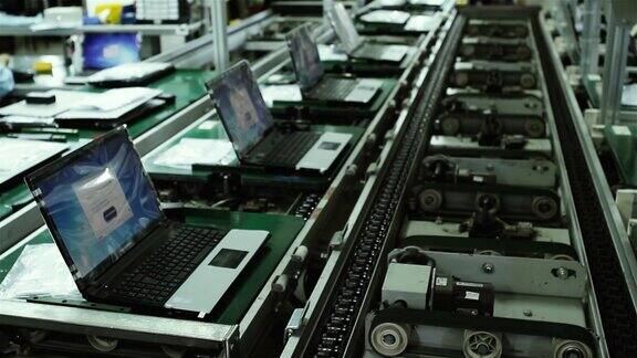 笔记本电脑工厂的生产线主板组装生产线上的工人