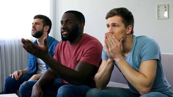 男人在家看体育比赛对球队输了很失望男人聚在一起