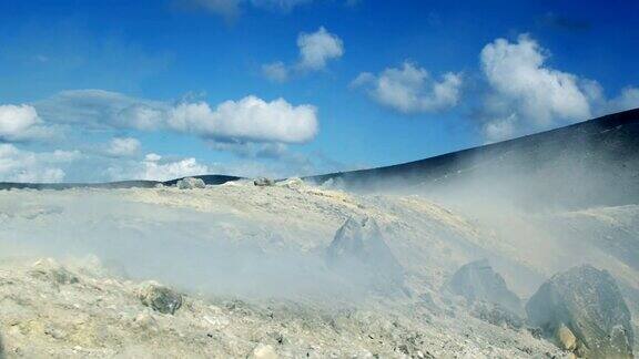 从火山口冒出的烟雾和蒸汽:意大利西西里岛埃奥利群岛