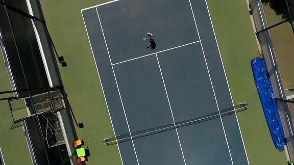 那个女人在球场上打网球