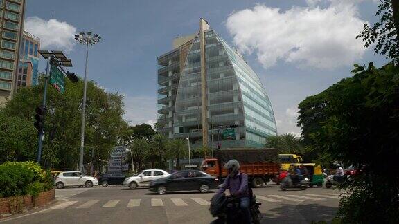 班加罗尔市中心晴天交通街道十字路口慢镜头全景4k印度