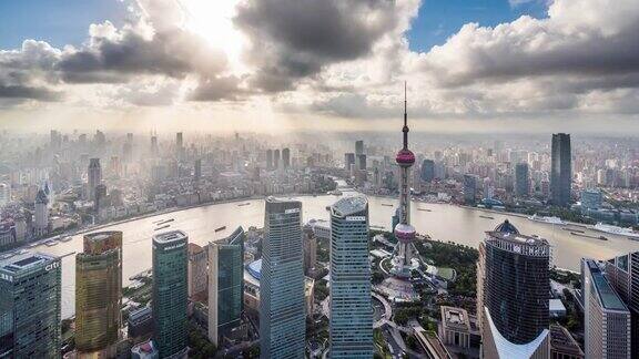现代摩天大楼与移动的云中国上海