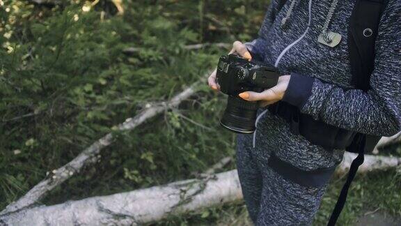 游客在森林中拍摄风景一名白人女子近距离射击女孩用无反光镜单反相机拍摄视频