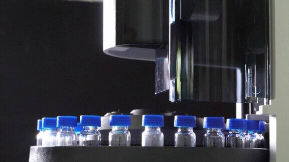 医学实验室的医学研究疫苗研制过程科学实验室的自动机器对样品做实验