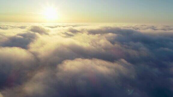 在晚霞的映衬下飞过了晚霞的云朵无缝循环动画飞行通过移动的云景与美丽的阳光完美的电影背景