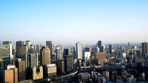 日本大阪梅田区城市景观早晨在梅田天空建筑屋顶与蓝天