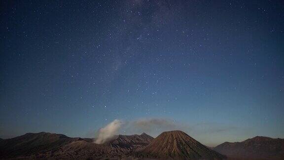 美丽的银河在印度尼西亚的bromo山的4K时间流逝