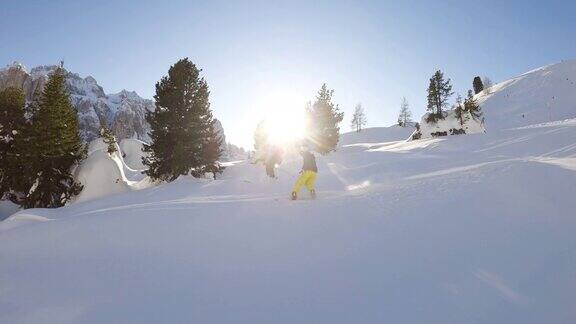 跟拍晴朗日子里的滑雪运动员慢镜头