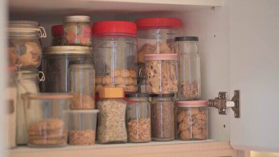 橱柜橱柜里装满了瓶装干粮、蜜饯、饼干、坚果、零食、糖果、生食、面粉、麦片