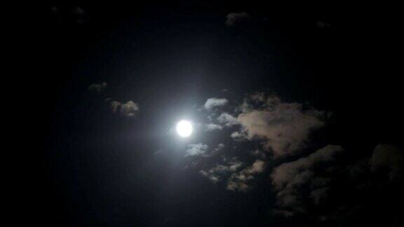 满月时的云