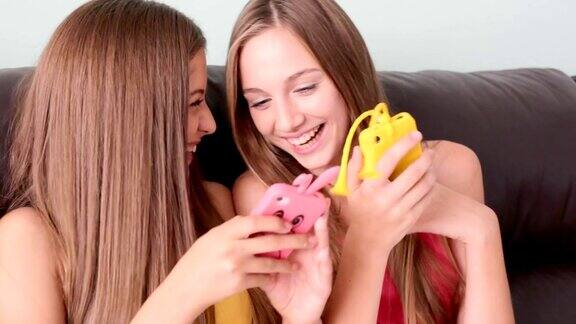 两个少女玩手机玩得很开心