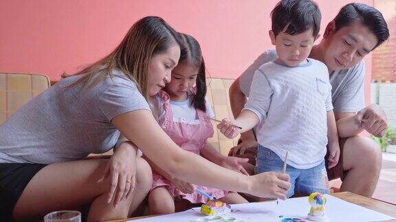 亚洲家庭的生活方式喜欢在家里油漆颜色