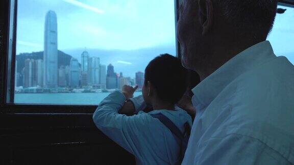 爷爷和孙子坐渡轮看香港的