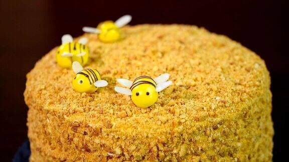 女孩装饰蜂蜜蛋糕蜜蜂