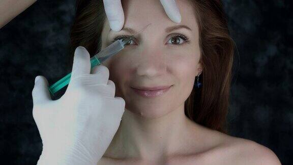一个女人摆姿势的4k照片-医生注射肉毒杆菌在额头