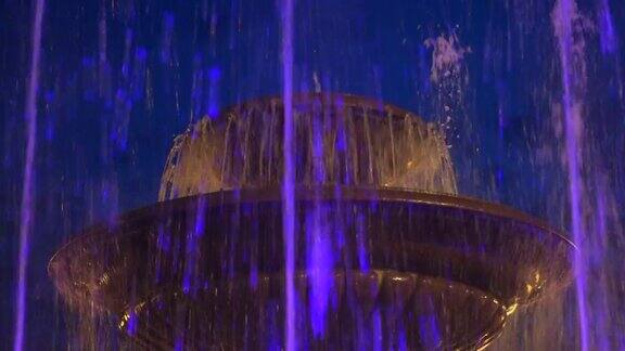喷泉在夜空中升起