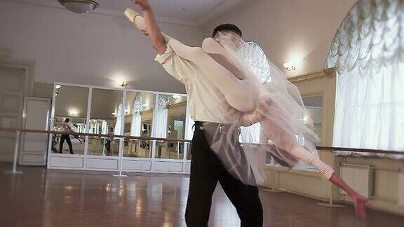 在古典芭蕾中男人将女人倒立并旋转