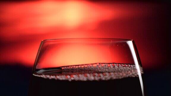 夕阳红下把葡萄酒倒入酒杯特写