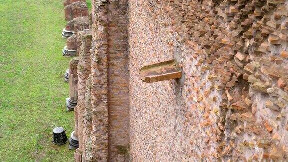 意大利罗马砖墙上的一个小管子