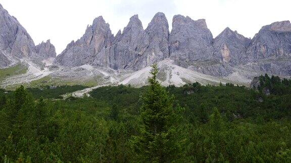 圣玛达莱娜圣玛达莱娜瓦尔迪富内斯在Dolomites意大利阿尔卑斯山与Furchetta峰的视频