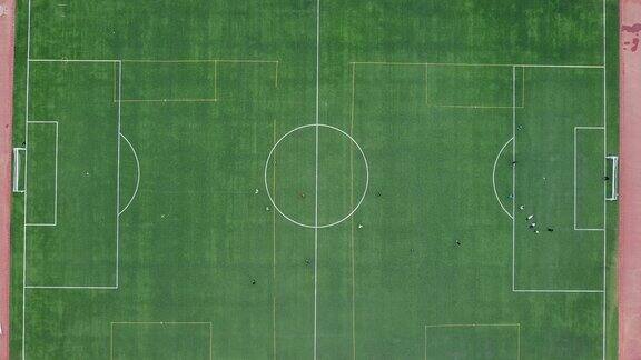 足球或足球场的鸟瞰图运动员在人造草皮上训练