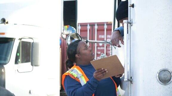 卡车司机女货运工人拿着剪贴板