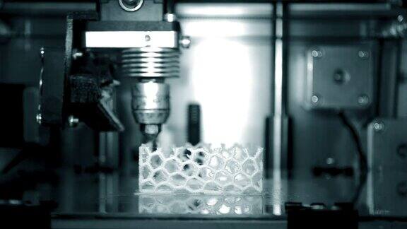 自动3D打印机在实验室进行塑料建模