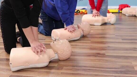 一组青年徒手练习急救训练心肺复苏术假人急救课程理念培训技能拯救生命Cpr人体模型就是一个例子
