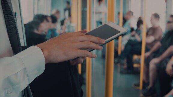 商人在旅客列车上使用数字平板电脑