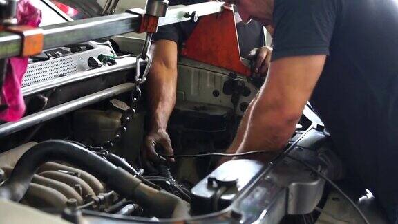 在汽车修理厂修理汽车的专业机械师