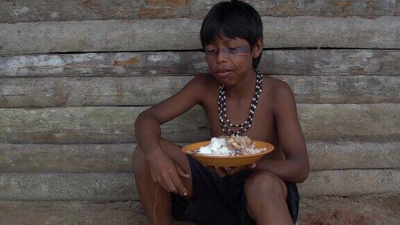 土著儿童在吃巴西的传统食物