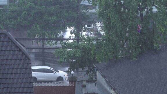 雨水使经过的汽车淹没了道路