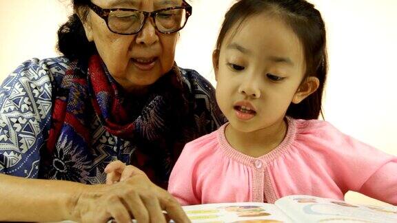 亚洲小女孩和奶奶在看书