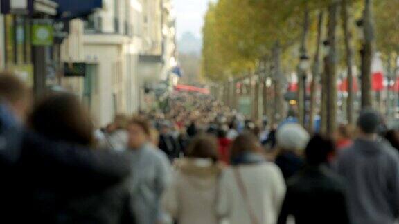 法国巴黎2014年11月11日:巴黎拥挤的街道Champs-Elysée游客
