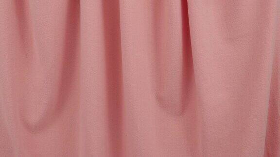 淡粉色丝绒织物上有柔软的褶皱