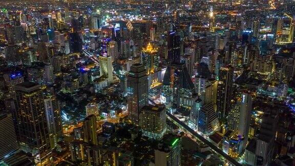 曼谷阿索克区摩天大楼的曼谷地标性金融商业区夜间全景图