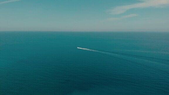 大海和天空一只小船在平静的海面上航行