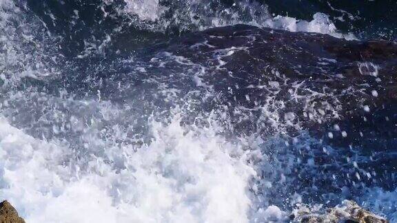 海浪冲击着岩石