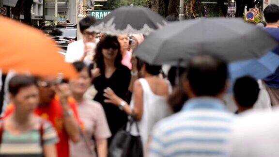 人们走在新加坡拥挤的城市街道上